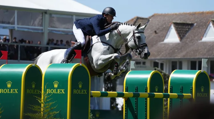 Photographié ici à La Baule, où ils ont terminé troisième du Grand Prix le week-end dernier, Grégory Wathelet et Nevados S repartent cette fois couronnés du CSI 5* de Windsor. 