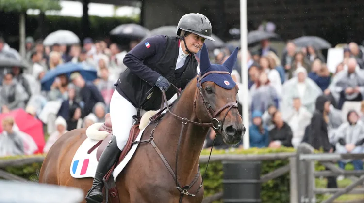 Associée à Dexter de Kerglenn, Jeanne Sadran est l’une des cavalières les plus régulières du circuit de la Ligue des nations Longines cette saison. 