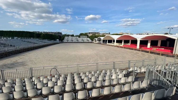 La piste du Longines Paris Eiffel Jumping, place Jacques Rueff sur le Champ de Mars, est prête pour l'édition 2025. 