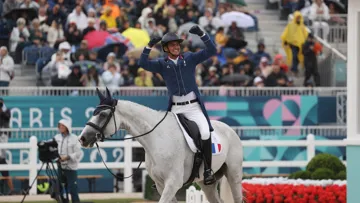 À Versailles, Stéphane Landois a décroché une magnifique médaille d’argent avec l’équipe de France associé à Chaman Dumontceau, l’ancienne monture de sa défunte amie Thaïs Méheust. 