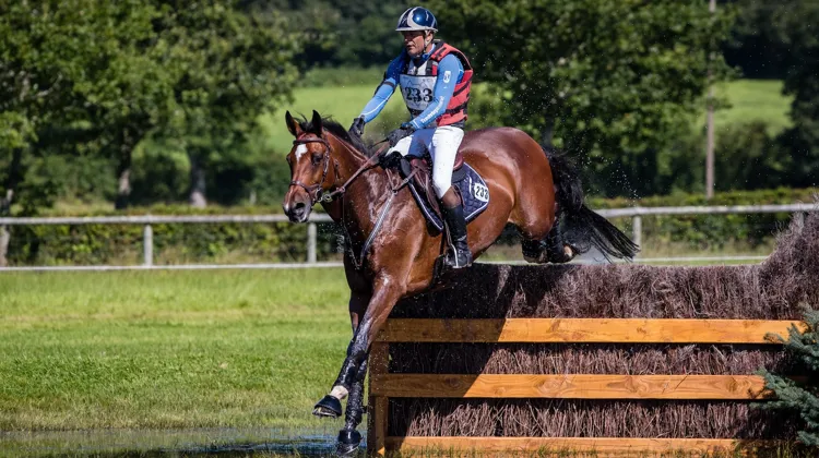 En selle sur Crazy du Loup au Haras du Pin en 2021, Cédric Lyard occupe depuis début février les fonctions d’entraîneur de l’équipe de France Seniors de concours complet pour le cross.