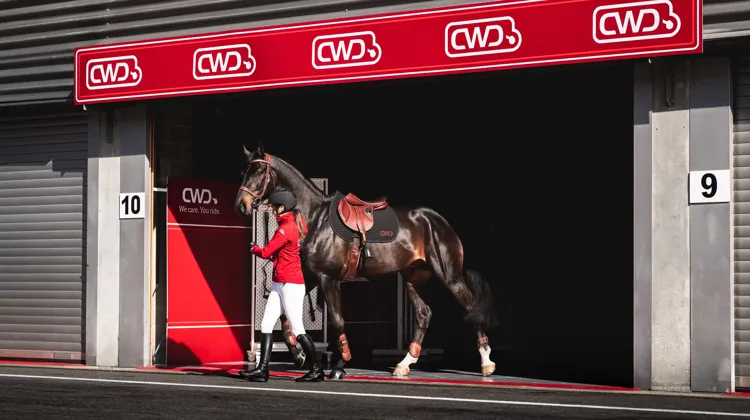 Lancée il y a un peu moins d’un an, CWD lance une campagne de communication liant équitation et Formule 1 – “Driven by Precision, Built for Victory” 
