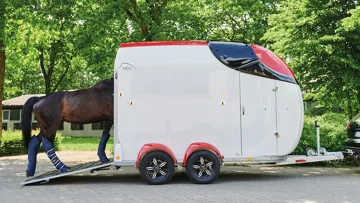 Entreprise familiale allemande, spécialiste du transport équin, symbole de qualité, d’innovation et de savoir-faire depuis 1956.