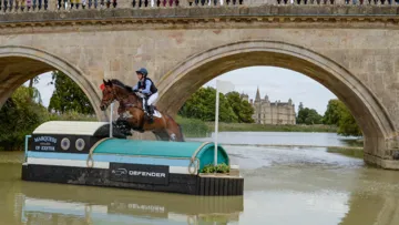 Deuxième après le dressage, Rosalind Canter a pris la tête en signant le seul maxi du test de fond.