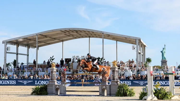 Sous le regard de la statue de la Liberté, Gilles Thomas et Qualista DN signent une victoire de prestige dans le Grand Prix 5* de New York.