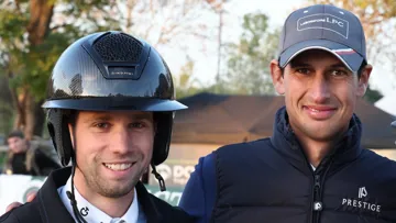 Alexis Goury, à gauche, et Stéphane Landois, à droite, membres de l'écurie Picoty Atlantique/Écurie d’Orceval, ont remporté le circuit Grand National de concours complet FFE - AC Print. Ils étaient accompagnés d'Aélis Harribey.