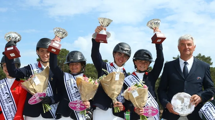 Les Bleus d'Olivier Bost se sont imposés aujourd'hui parmi les sept nations en lice dans la Coupe des nations Juniors de Fontainebleau.