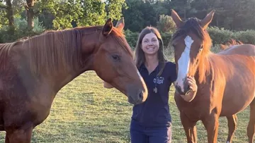 Passionnée d’animaux et de chevaux depuis son plus jeune âge, Philippine Poinsard a embrassé le métier de vétérinaire par passion.