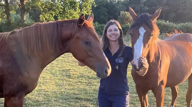 Passionnée d’animaux et de chevaux depuis son plus jeune âge, Philippine Poinsard a embrassé le métier de vétérinaire par passion.
