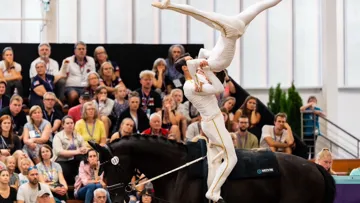 Janika Derkset Johannes Kay, qui ont remporté l'or dans le Pas De Deux lors des championnats du onde de Voltige FEI 2021 à Budapest.