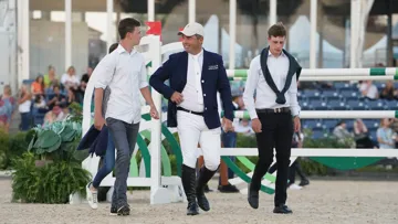 Cian O'Connor entouré des jeunes Tom et Max Wachman. 