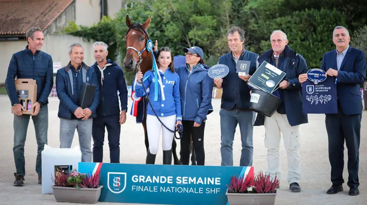Laurent, Carla et Cécile Miletto-Mosti entourent ici Figaro d'Armani. Figurent également officiels, partenaires et organisateurs de la Grande Semaine d’Uzès, dont Michel Guiot, président de la SHF, à droite de Cécile.