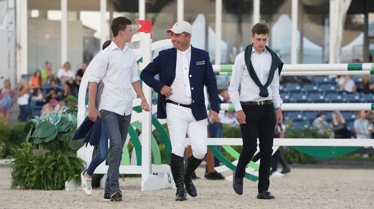 Cian O'Connor entouré des jeunes Tom et Max Wachman. 