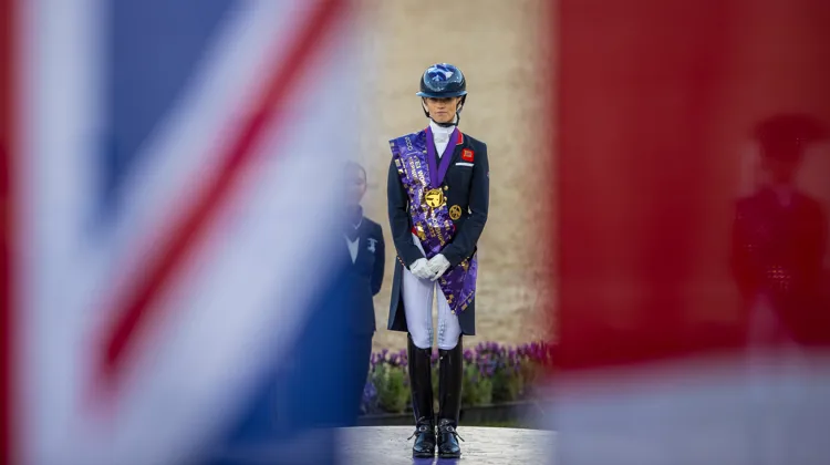 Associée à Glamourdale, la nouvelle championne du monde Charlotte Fry a remporté ses deux premières médailles individuelles en grand championnat à Herning.