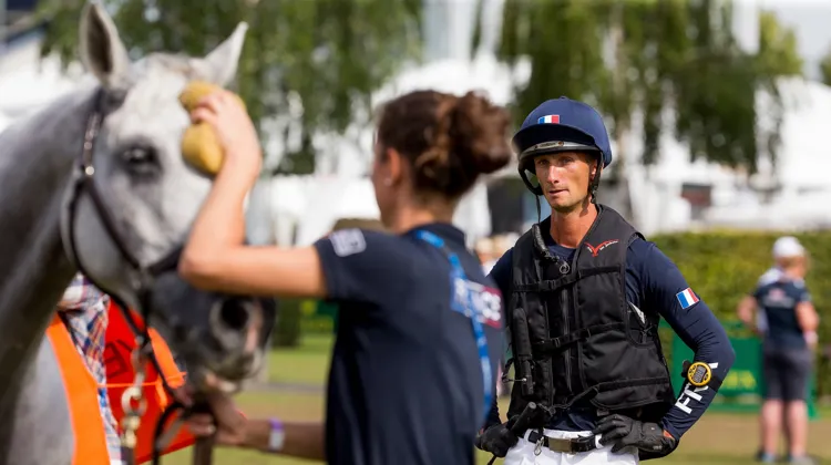 Christopher Six observe Totem de Brecey à l’issue du cross du CHIO d’Aix-la-Chapelle, en 2019. 