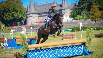 À l’issue des tests de dressage et de cross, Invictus du Loir et Christopher Six cavalent en tête du championnat de France réservé aux chevaux de cinq ans. 