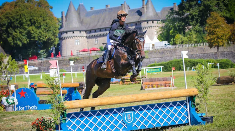 À l’issue des tests de dressage et de cross, Invictus du Loir et Christopher Six cavalent en tête du championnat de France réservé aux chevaux de cinq ans. 
