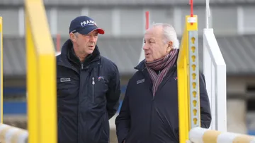 Ici à droite, Thierry Touzaint est aux côtés de Patrice Delaveau, entraîneur des équipes de France de complet en saut d’obstacles. 