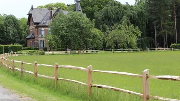 Les clôtures Post & Rail Modern en robinier de De Sutter Naturally allient esthétique, résistance naturelle et durabilité écologique.