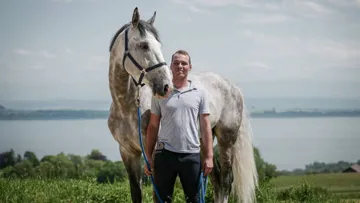 Du 7 au 11 décembre, Ken Balsiger, ici aux côtés d'héros du Roumaillard, participera pour la première fois au CSI 5* du CHI de Genève.