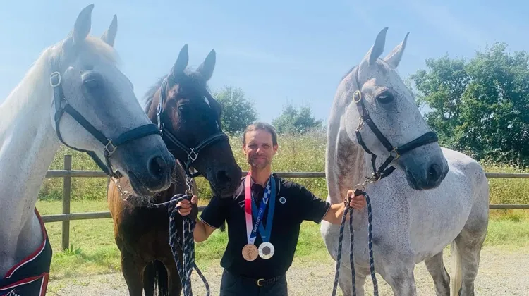 Nicolas Touzaint pose avec ses trois médaillés olympiques, Diabolo Menthe, Galan de Sauvagère et Absolut Gold*HDC.