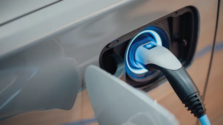 Pour tenter de réduire cet impact, les constructeurs de camions ont fait de la décarbonation leur priorité, et planchent sur des innovations en termes de motorisation et matériaux utilisés.