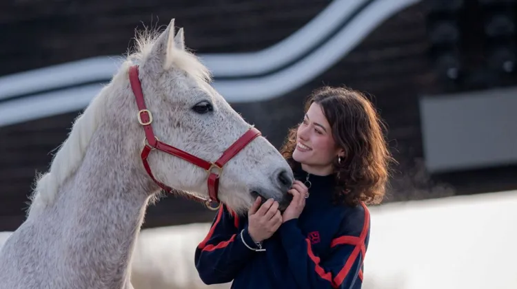 Mathilde Labat est plus connue sous le pseudo de Mathilde & Sligo, du nom de son fidèle poney gris, avec lequel elle a réalisé ses premières vidéos. 