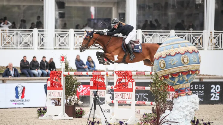 Face à l’invention des frères Montgolfier, originaires d’Ardèche, Lalie Saclier s’est elle aussi envolée aujourd’hui à Fontainebleau.