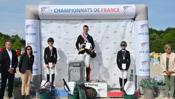Timothée Goffinet sur la plus haute marche du podium, aux côtés d’Eliza Richard et Kiara Montgourdin, lors de la remise des prix.