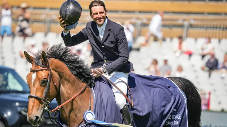 Simon Delestre et Olga van de Kruishoeve lors du tour d’honneur. 