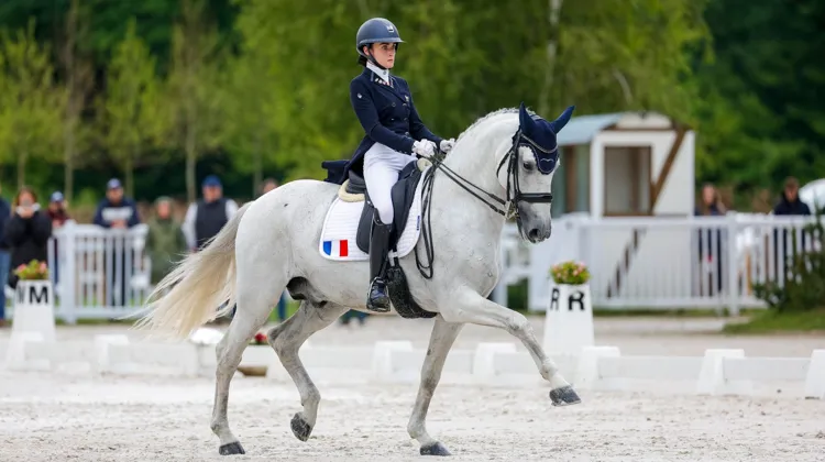 Lana Portejoie et Mathilde Juglaret, ici en photo, respectivement associées à Last Minute et Caporal de Massa, incarnent toutes les deux le futur de l’équipe de France de dressage.