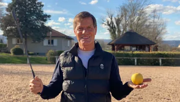 “Dans le monde équestre, l’autorité s’exprime à travers la posture, la voix, les gestes et les intentions du cavalier”, écrit notamment Éric Louradour.