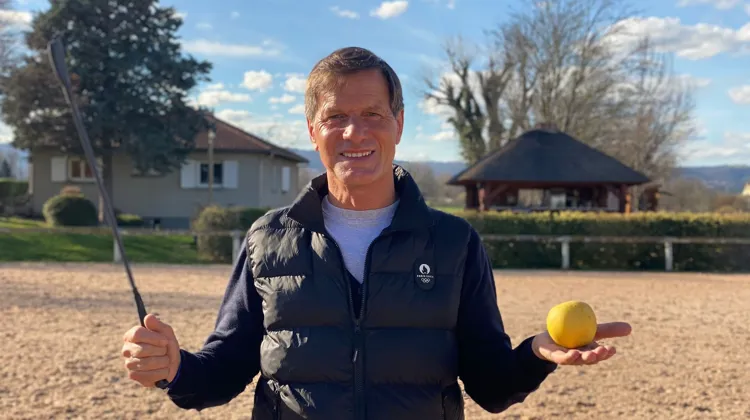 “Dans le monde équestre, l’autorité s’exprime à travers la posture, la voix, les gestes et les intentions du cavalier”, écrit notamment Éric Louradour.