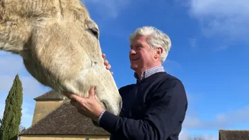 Nicolas Chaudun, auteur du livre “La Cavalcade des princes”, pose ici aux côtés de son cheval.