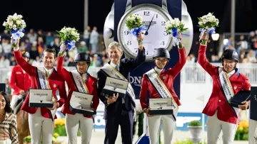 En mars à Ocala, Robert Ridland a accompagné McLain Ward, Laura Kraut, Lillie Keenan et Aaron Vale sur le podium de l’étape de la Ligue des nations Longines.