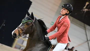 À trente-quatre ans, Skye Higgin est en train d’atteindre son rêve, notamment grâce à Djordania du Tillard. 