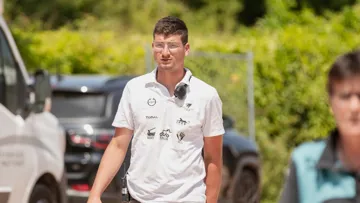 Faisant partie des plus jeunes chefs de piste français du haut de ses vingt-sept ans, Alex Bercegeay espère franchir l’échelon National Élite l’an prochain et rêve d’officier dans les plus beaux concours de saut d’obstacles.