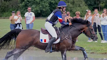 Ella Rinaldi et Boston du Verdon, médaillés d'argent en individuel et d'or en équipes l'année dernière, sont en tête à l'issue du cross dans cette édition des championnats d'Europe poney du Mans. 