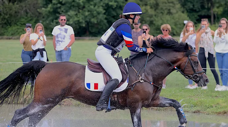 Ella Rinaldi et Boston du Verdon, médaillés d'argent en individuel et d'or en équipes l'année dernière, sont en tête à l'issue du cross dans cette édition des championnats d'Europe poney du Mans. 