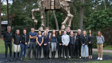 Huit jeunes talents ont rejoint la première promotion du DEJEPS Global Trainer au Cadre noir de Saumur, une formation tournée vers l’international, la performance et l’innovation.