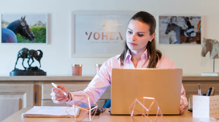 Au cœur des sports équestres, le courtier de chevaux facilite les transactions avec expertise, réseau et transparence.