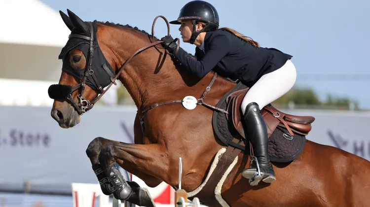 La cavalière de vingt-sept ans est ici en selle sur son meilleur cheval, Dandy de l’Eyre. 