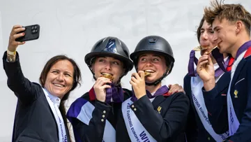 Gwendolen Fer immortalise la médaille d’or décrochée par l’équipe de France Juniors de complet, à Strzegom. 