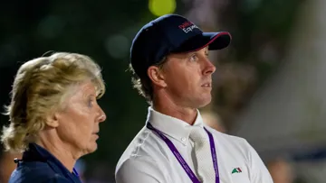 Ben Maher, ici aux côtés de la cheffe d’équipe britannique Di Lampard.