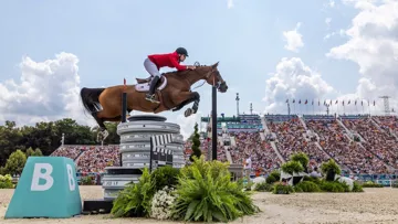 Karl Cook en action lors de la finale par équipes des Jeux olympiques de Paris 2024, à Versailles.