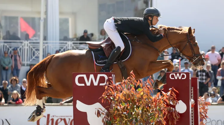 Nohlan Vallat et Éole Cyclamen lors de la finale du championnat de France Jeunes Cavaliers. 