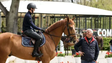 Olivier Bost, ici en pleine conversation avec Matis Jones sur la piste principale de Compiègne, se dit très satisfait de ce CSIO de France!