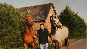 Jean Brauld, avec l’alezane Nuitd’Avril, l’une des illustres filles de Drina, et la grise Toscane, issue de son autre souche, grand-mère de l’olympique Rahotep de Toscane et tante du champion du monde Dollar du Mûrier.