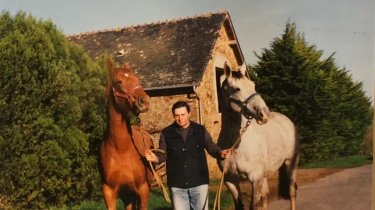 Jean Brauld, avec l’alezane Nuitd’Avril, l’une des illustres filles de Drina, et la grise Toscane, issue de son autre souche, grand-mère de l’olympique Rahotep de Toscane et tante du champion du monde Dollar du Mûrier.