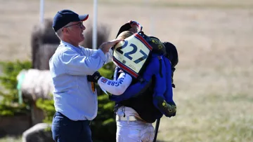 Le docteur vétérinaire Emmanuel Lagarde avec une concurrente du concours complet de Lignières